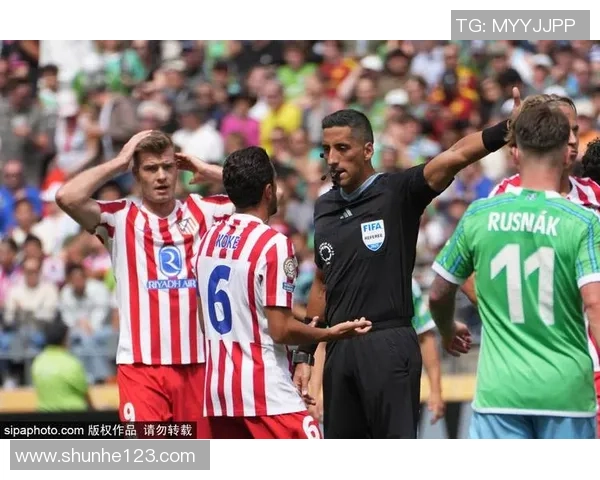 世界杯精彩对决拜仁与马竞战成平局帽子戏法引发争议判罚热议